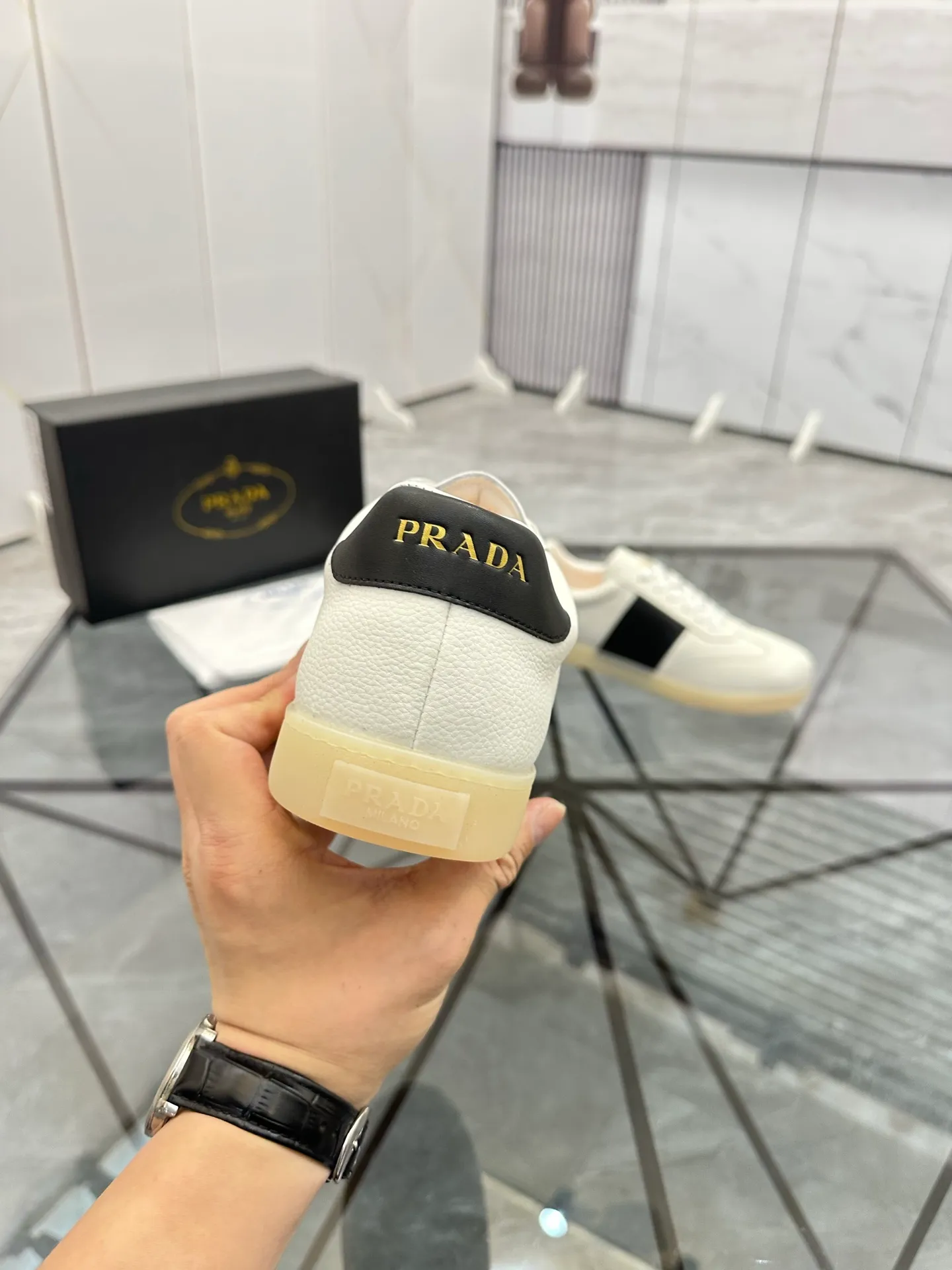 Men's shoes: 💰P400¥ Product trademark: Prada *"Prada*" low-top casual shoes Regular size: 38-44 (can be customized to 45) Product materials: imported cowhide upper, sheepskin lining, original outsole. Number: 020